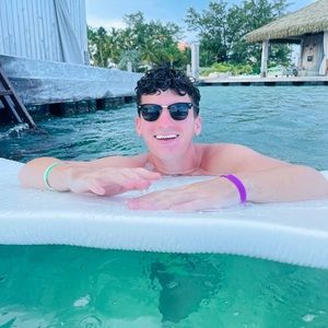 Meet your Posher, Brady